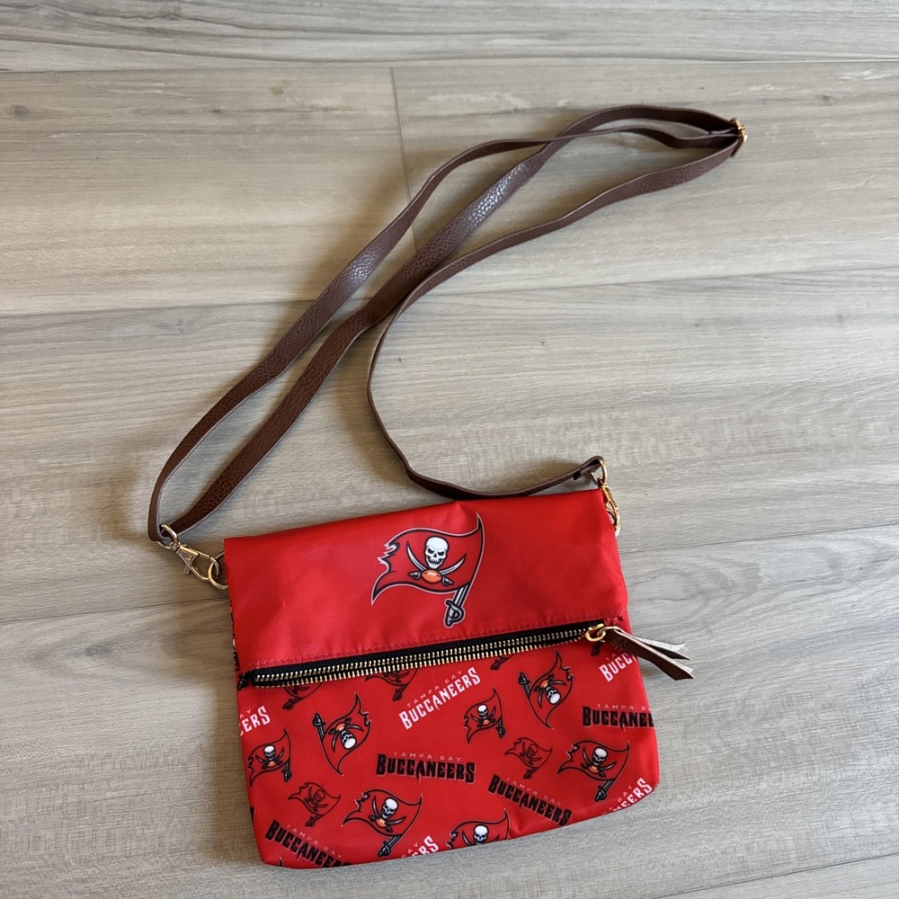Tampa Bay Buccaneers FOCO Lightweight Fold over  Crossbody‎ Bag Removable Strap